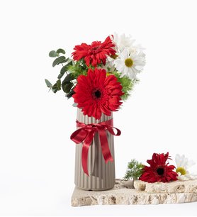 Bej Vazoda Kırmızı Gerbera ve Beyaz Papatyalar
