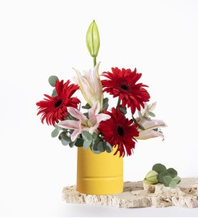 Sarı Saksıda Kırmızı Gerbera ve Pembe Lilyumlar