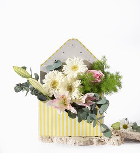 Sarı Çizgili Zarfta Beyaz Gerbera ve Pembe Lilyum