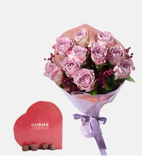 Lila Pembe Bukette Lila Güller ve Kalp Gurme Lezzet