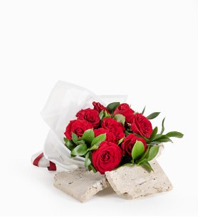 Beyaz Bukette 10 Kırmızı Gül ve Ruskos Yeşilliği